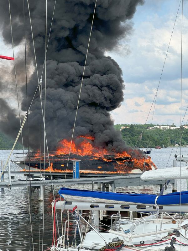 Brand am Steg der Marina-Lanke-Werft | Motoryacht brennt lichterloh völlig aus